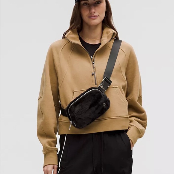 LULULEMON Everywhere Belt Bag Plush Sherpa - Black and Gold - Picture 2 of 8